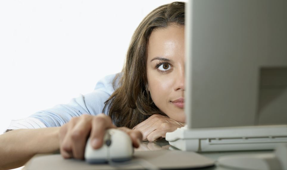 Woman using a computer  AlumnEye Preparation entretien M 