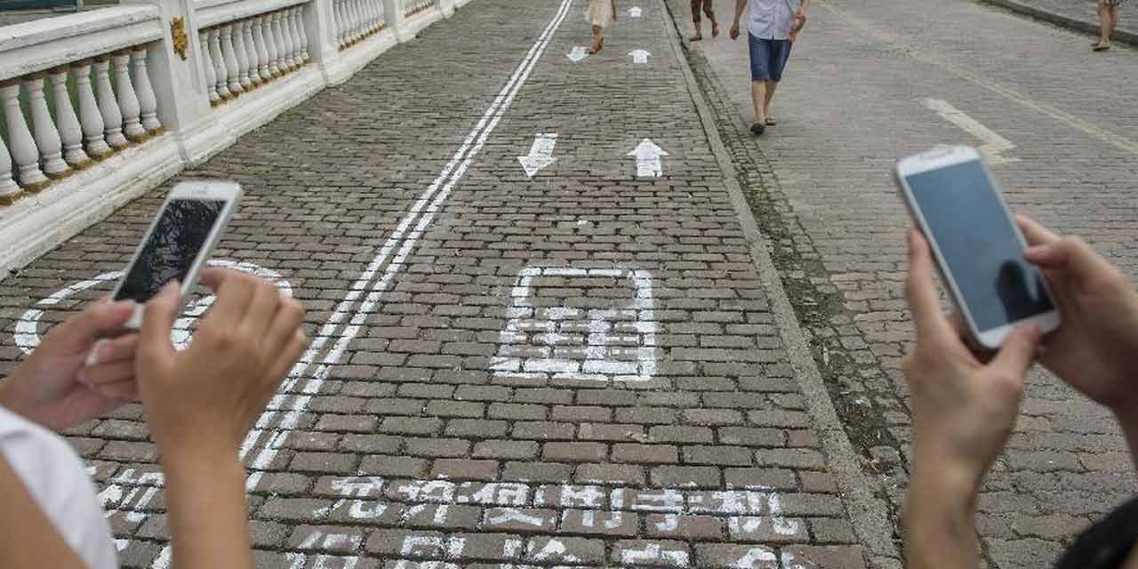 La-Chine-invente-les-trottoirs-pour-les-utilisateurs-de-smartphone