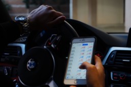 utilisation d'une application de trading dans une voiture de marque