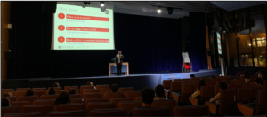 Photo prise depuis le public d'une conférence AlumnEye au sein de l'amphithéâtre de l'ESSEC