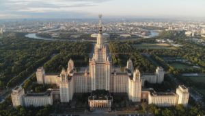 Bâtiment principal de l'université d'État de Moscou (prise de vue aérienne)
