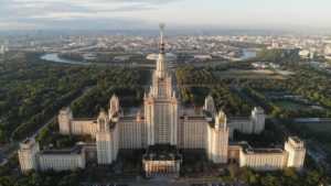 Bâtiment principal de l'université d'État de Moscou (prise de vue aérienne)