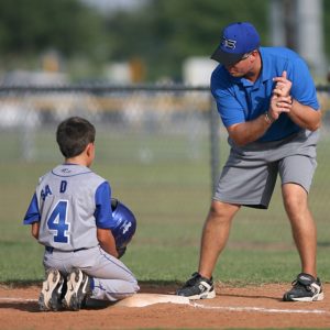 Entraîneur de baseball avec un jeune joueur 