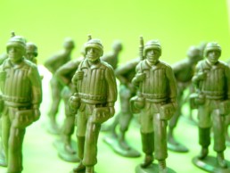 Armée de petits soldats de plomb verts
