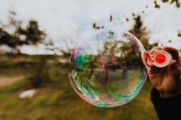 Bulle de savon faite avec un jeu pour enfants