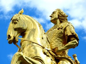 Statue dorée : chevalier sur son cheval