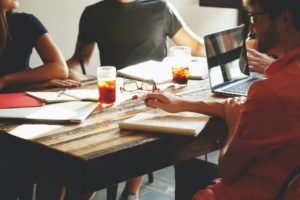 Réunion de travail autour d'une table