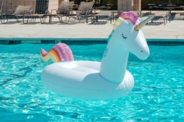 Bouée en forme de licorne dans une piscine