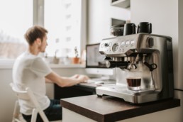 Stagiaire derrière la machine à café